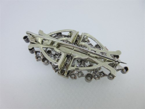 Lot 394 - A diamond double clip brooch