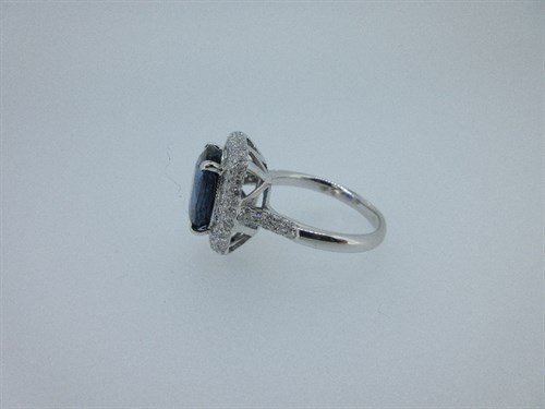Lot 391 - A sapphire and diamond cluster ring