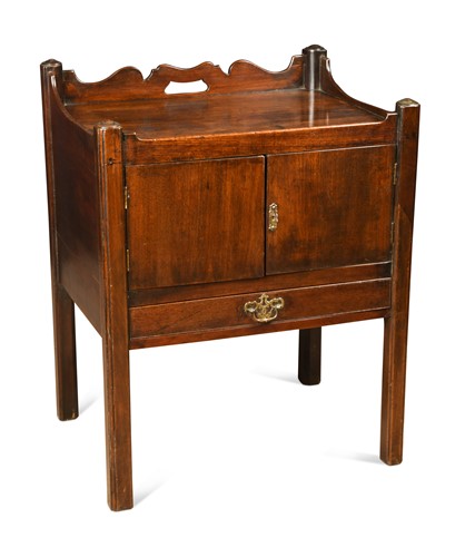 Lot 724 - A George III mahogany tray-top night cupboard