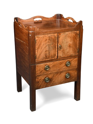 Lot 725 - A George III mahogany tray-top night cupboard