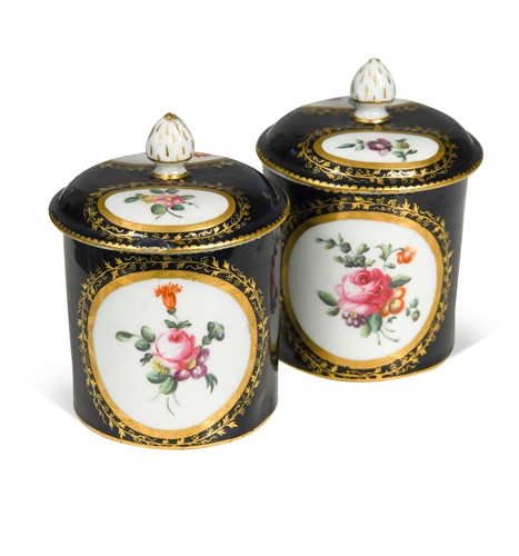 Lot 463 - A pair of Chelsea-Derby pomade pots and covers, circa 1770