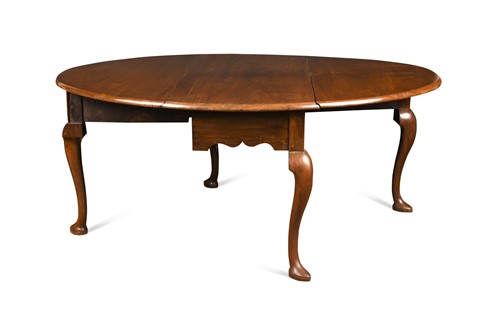 Lot 394 - A George II mahogany gateleg dining table