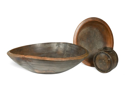 Lot 314 - A large circular dairy bowl, late 19th or early 20th century