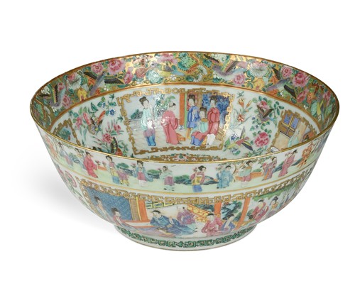 Lot 20 - A Chinese Cantonese porcelain bowl, Qing Dynasty, mid-19th century