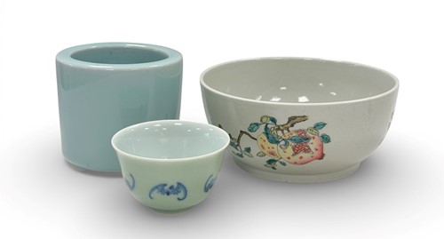 Lot 29 - A Chinese celadon tea bowl, painted in underglaze blue