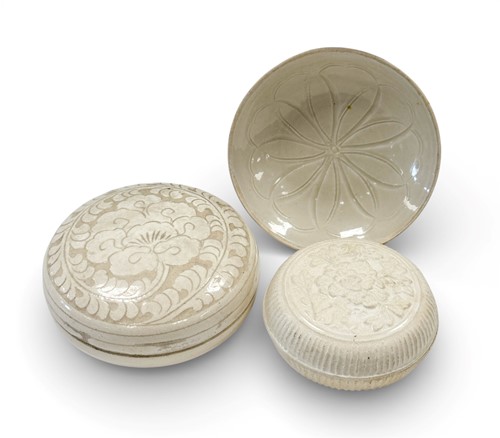 Lot 22 - A Song-style Cizhou peony box and cover, 20th century